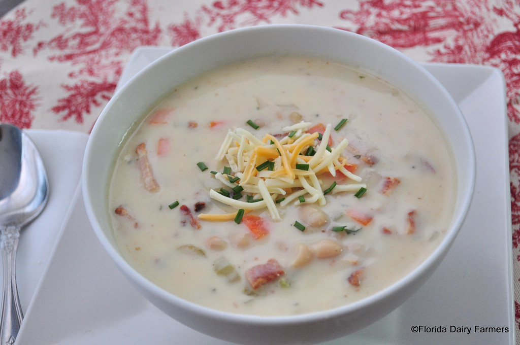 Sopa cremosa de frijoles blancos con tocineta