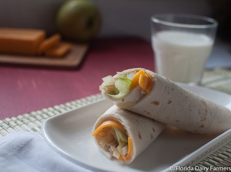 Enrollados de manzana y cebolla dulce con queso Cheddar y “mayonesa” de yogur griego