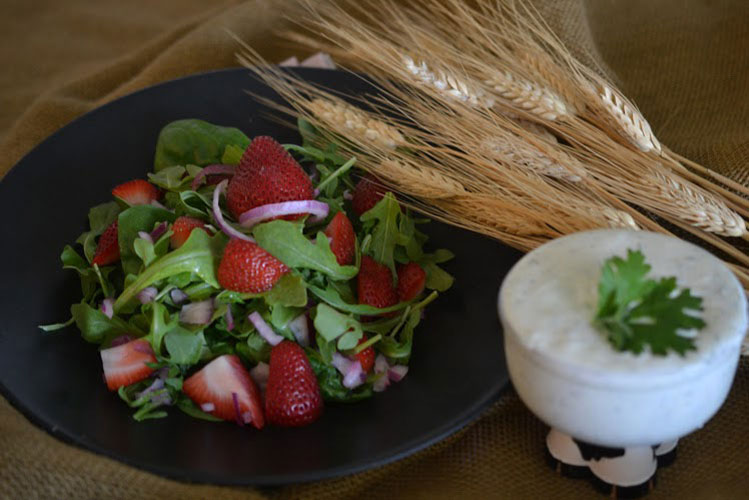 Ensalada de Rúcula, Espinaca y Fresas con Aderezo de Yogur, Orégano y Cilantro