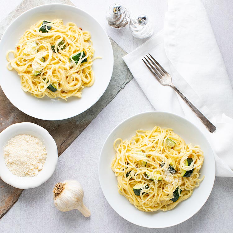 Espagueti Con Calabacín en Salsa de Queso Parmesano