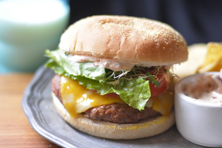 Hamburguesas de Carne Angus con Queso Cheddar y Salsa Chipotle Ahumada