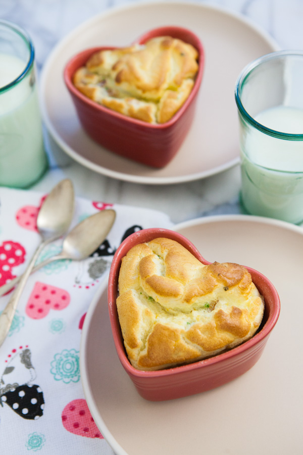 Soufflé de tocineta y cebolleta