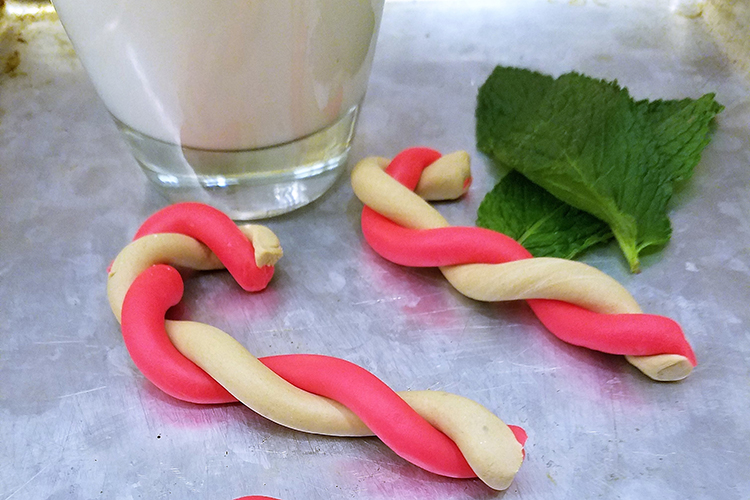 Galletas de Ponche de Huevo (Eggnog) Estilo Bastón de Dulce