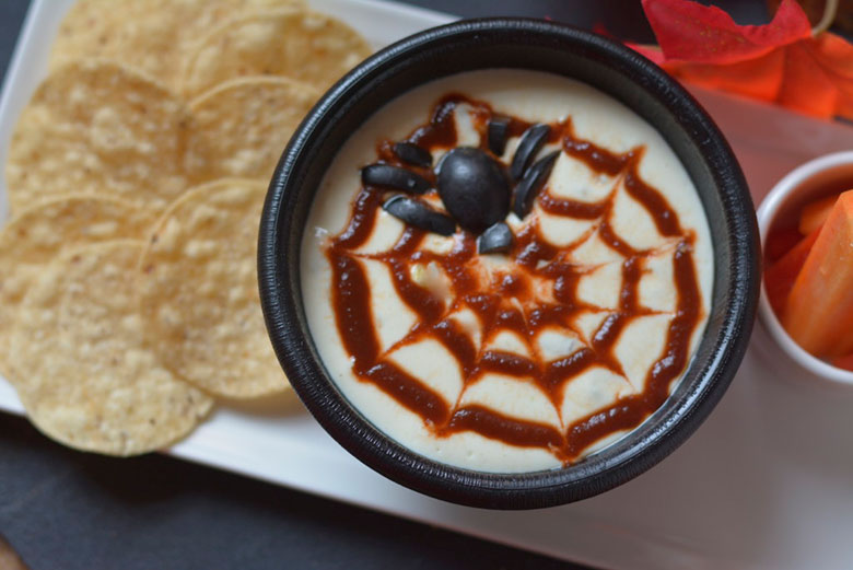 Dip de Chile Verde, Queso y Telaraña de Salsa Sriracha