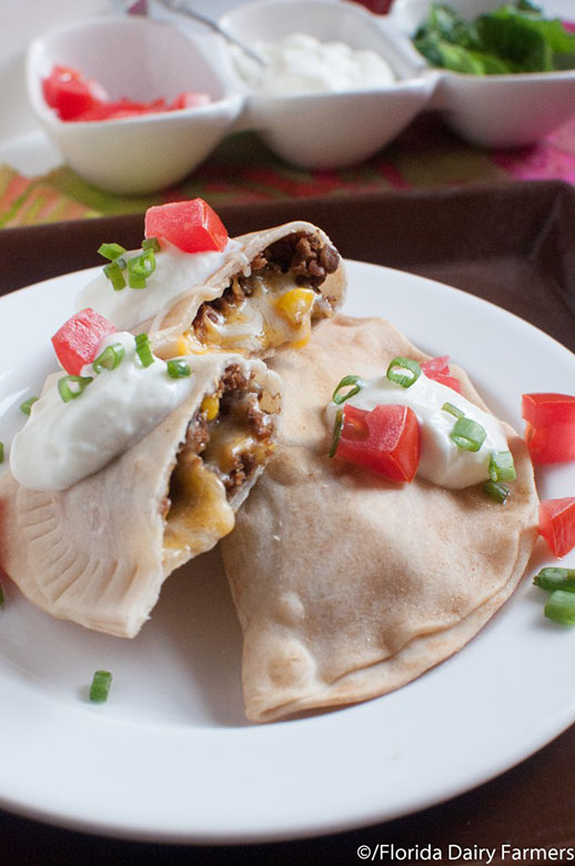 Empanadas de carne, frijoles y queso horneadas