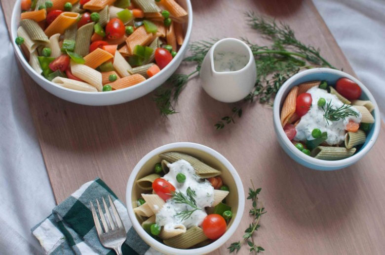 Ensalada de pasta cremosa con eneldo baja en grasa