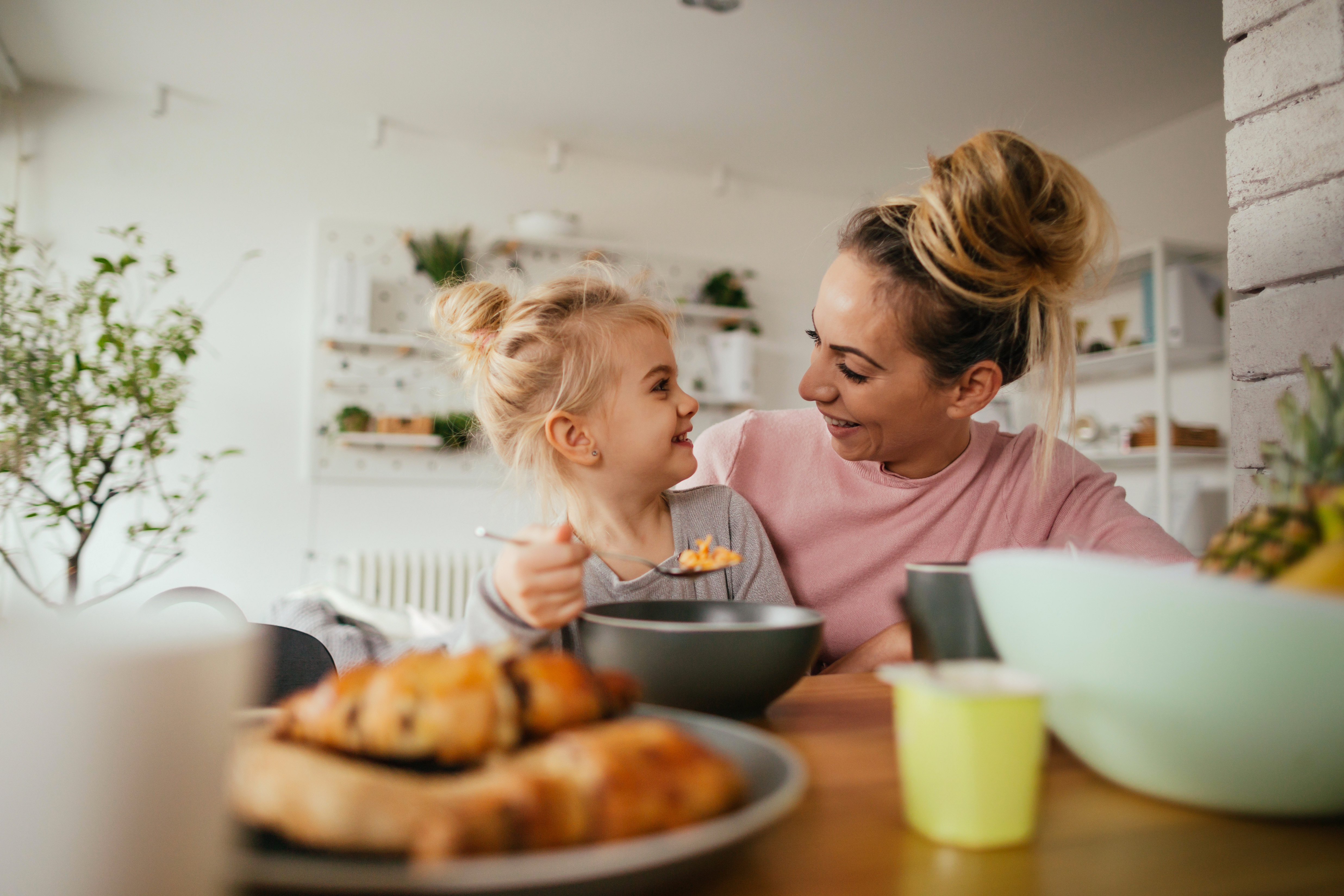 Madres e hija sonriendo y mirándose a los ojos Image