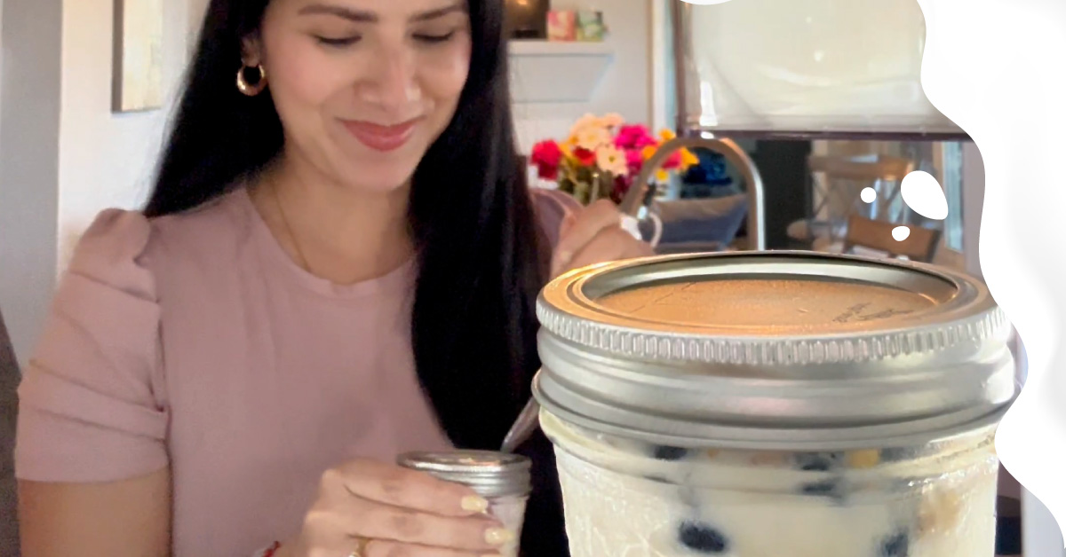 Mujer comiendo postre lácteo Image