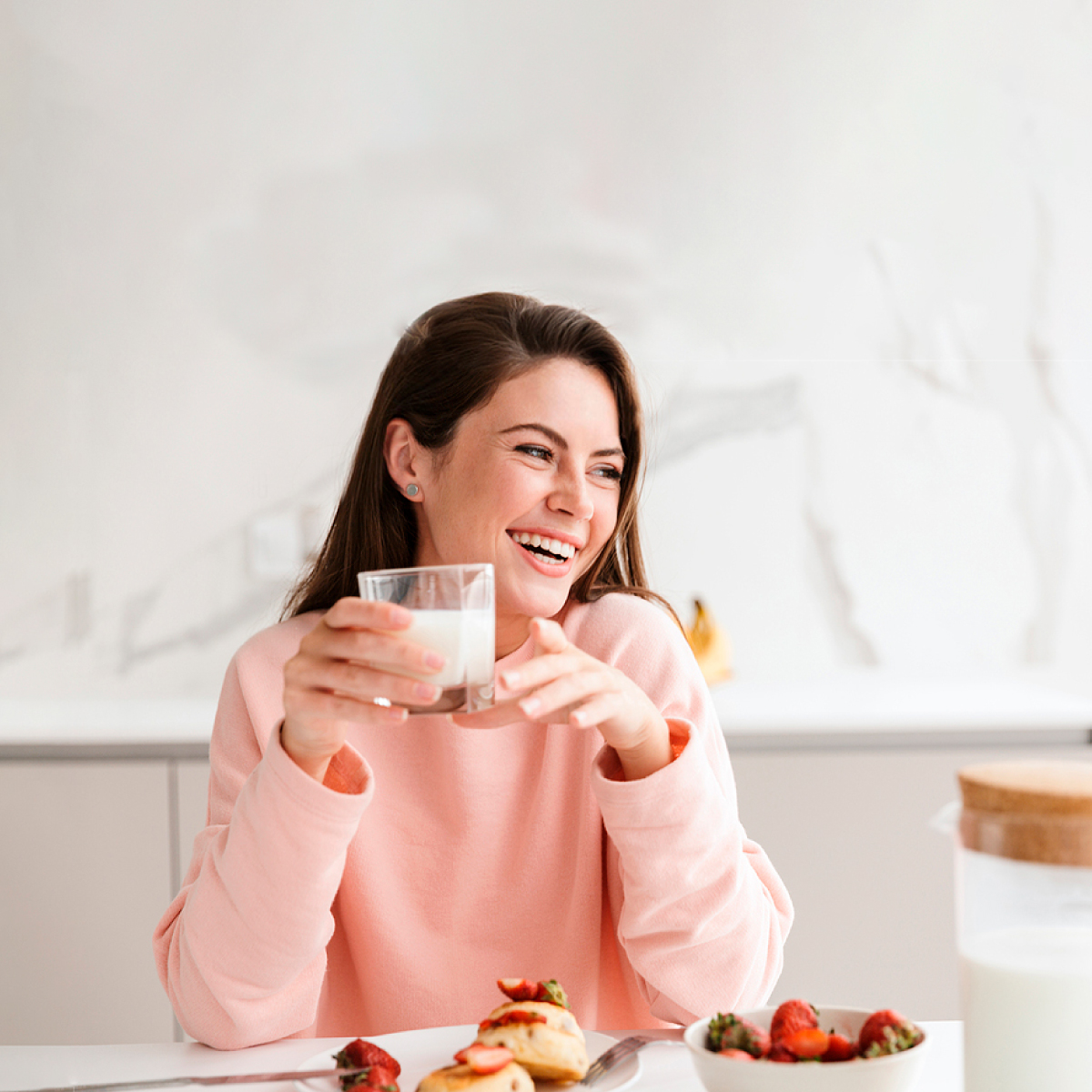 Mujer tomando leche Image