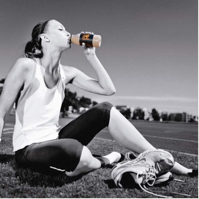 Atleta femenina tomando leche chocolatada Image